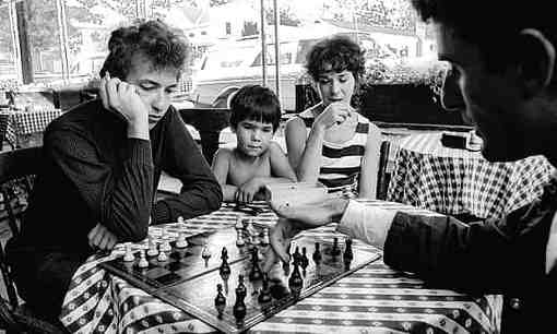 Bob Dylan jouant une partie d'échecs contre son manager Victor Maymudes  en 1964