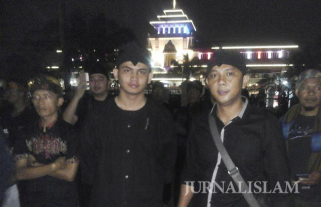 Jawara Bandung Adakan Aksi 1.000 Autan Dukung Ahok Dibui Jawara Bandung Adakan Aksi 1.000 Autan Dukung Ahok Dibui