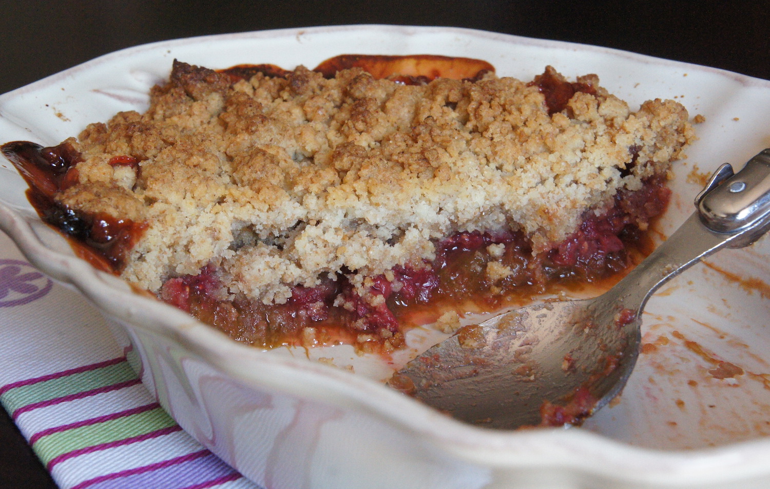Crumble à la rhubarbe et aux framboises