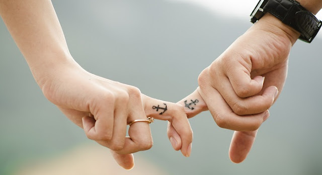 Las parejas que son felices no presumen su relación en Facebook, confirma estudio