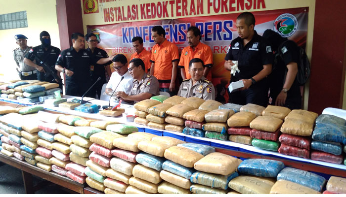 Barang bukti 386 kg daun ganja kering yang diamankan petugas. Barang bukti 386 kg daun ganja kering yang diamankan petugas.