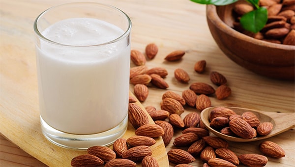 Badem Sütü Nedir, Evde Badem Sütü Nasıl Yapılır? KAHVEKAFE Kahve