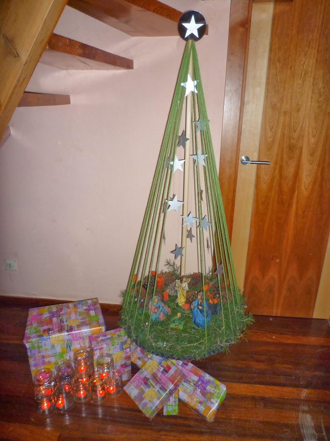 Árbol de Navidad y portal de Belén reciclado.