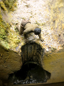Diorama showinga man fetching water from a well at Turuturu Mokai pa.
