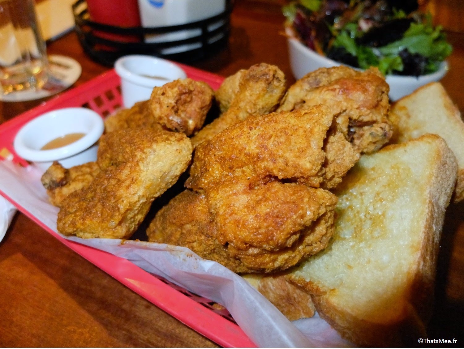 fried chicken mixed basket wron and white poulet frit Brooklyn Bowl New-York