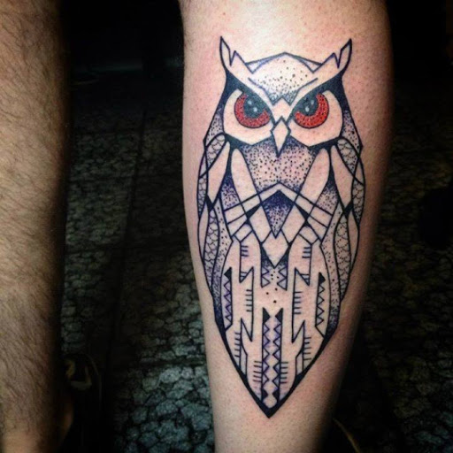 Preto-e-branco coruja tatuagem com os olhos vermelhos