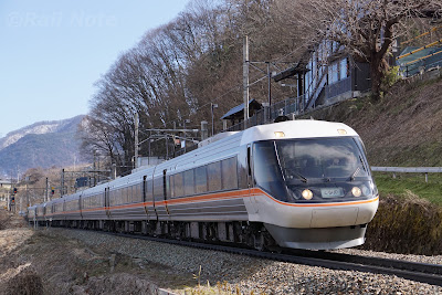 姨捨駅を通過する383系しなの