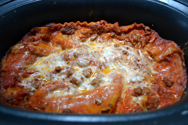 Hardly Housewives: Slow Cooker Lasagna
