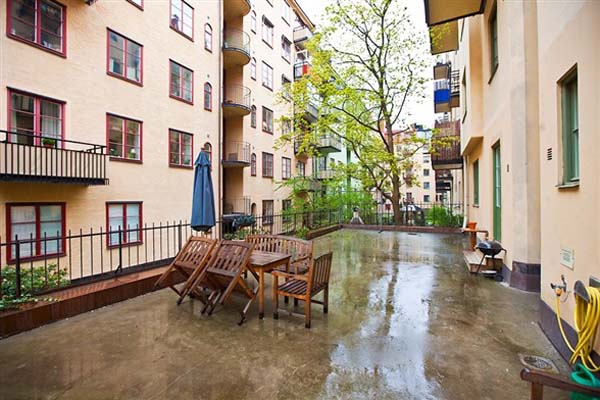 Acogedor Apartamento de una Habitación con Ventanales y Pisos de Parquet.