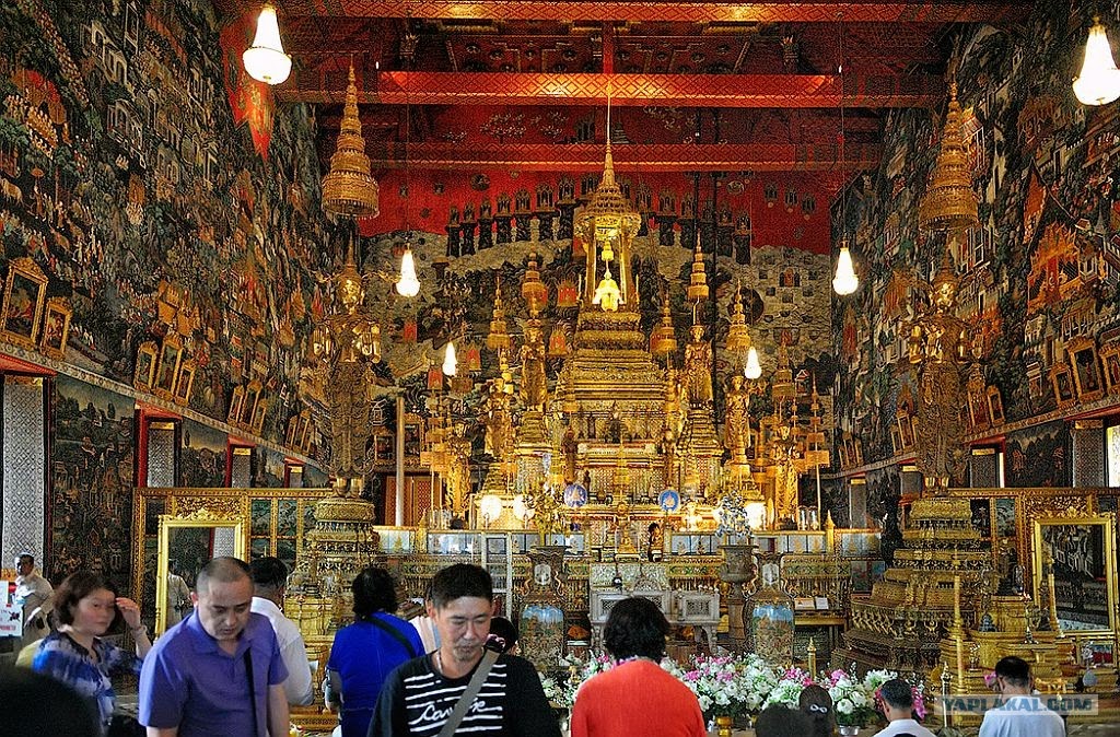 Внутреннее убранство православного и буддийского храма. Изумрудный Будда в Бангкоке. Храм изумрудного Будды в Таиланде. Тайланд храм изумрудного Будды внутри Будда. Храм изумрудного Будды внутри.