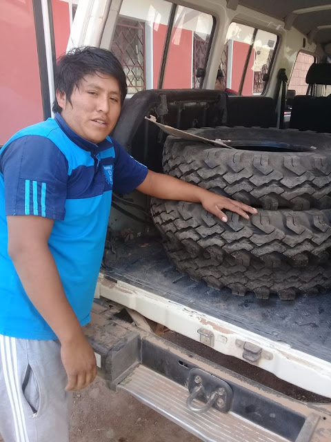Wieder einmal Reifenwechsel = 500 Euro. Hier in Tupiza gibt es nur diese in nicht so guter Qualität, aber wegen Reifen fahre ich nicht extra bis Oruro ich fahre schon genug herum. Die alten waren von Ende August 18 bis Mai 19 drauf also knapp neun Monate.