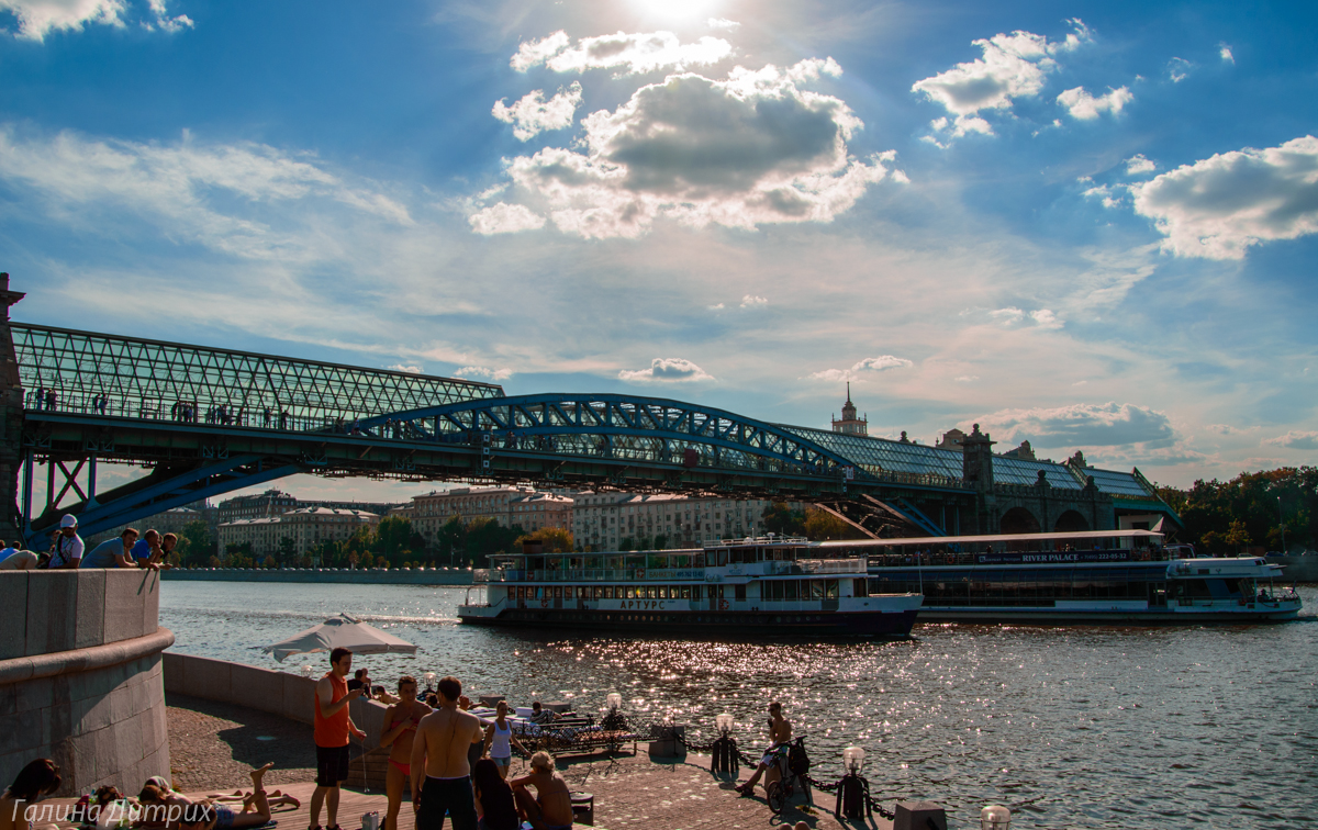 Около парка горького. Парк Горького Москва мост. Андреевский мост в парке Горького. Парк Горького Москва пешеходный мост. Фрунзенская набережная Андреевский мост.