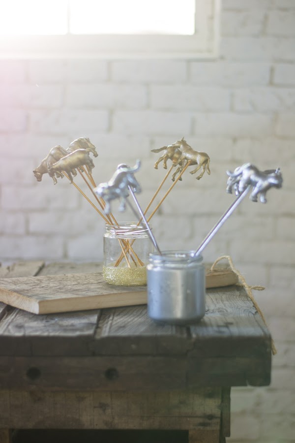 Palitos con animalitos de plástico diy