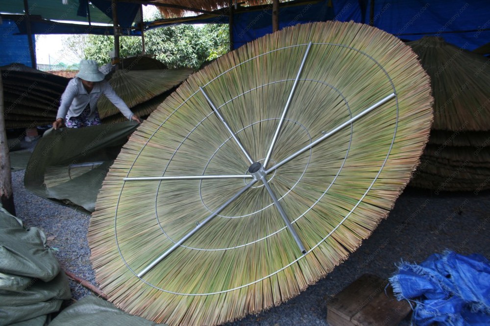 Palm leaf beach umbrella suppliers