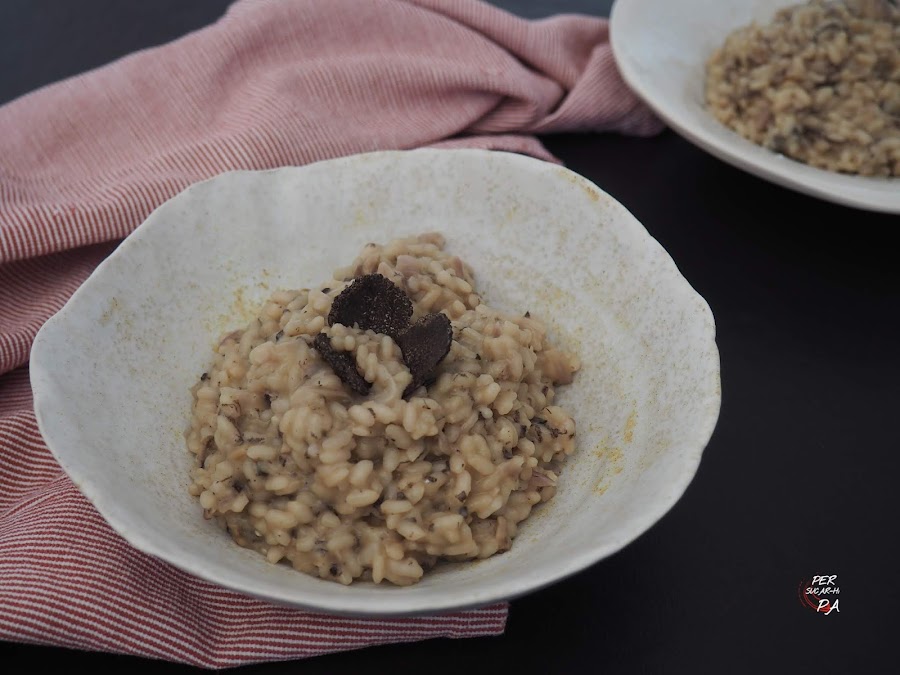 Cremoso risotto de setas y trufa, aromático e intenso.
