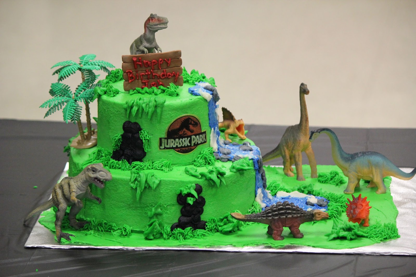 designs-by-lamuir-jurassic-park-dinosaur-cake
