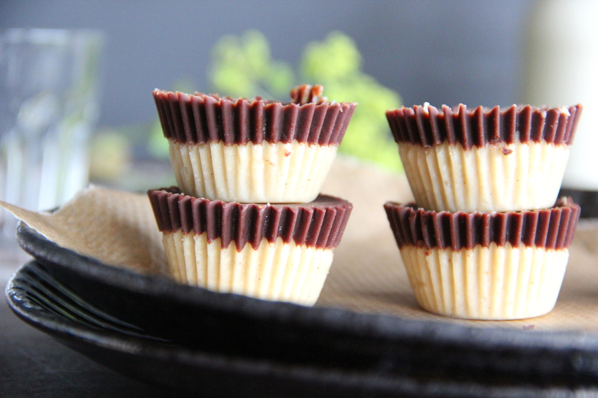 Rohe Cashew-Kokos-Cups mit Tahin und Schokoladenhaube - Kirschbiene kocht