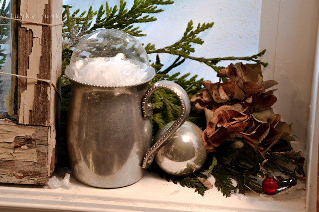 Navidad decoración de ventana de la cocina con foto vieja ventana, a través de Interiores Funky Junk