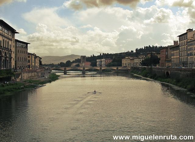Un Paseo A Orillas Del Rio Arno En Florencia