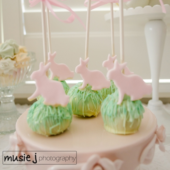 Easter Desserts Table & Bunny Cake Pop Tutorial - via BirdsParty.com