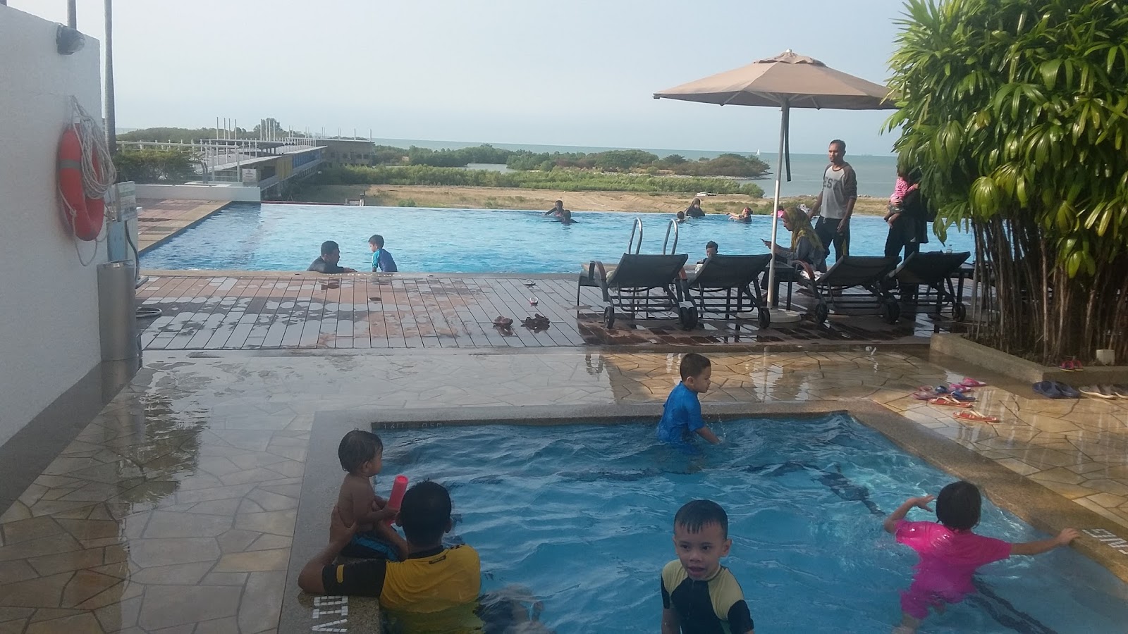 Diari Suri Bekerjaya: 6 ETIKA MEMBAWA ANAK-ANAK MANDI KOLAM DI HOTEL