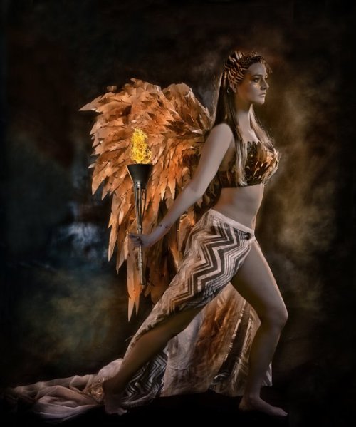 Aura - As santas, virgens e outras divindades femininas nas surreais fotografias de Lorena Cordero - Nice (Carolina Cordero) Lorena Cordero fotografia surreal arte fashion mulheres deusas divindades femininas aura mitologia religião Nice (Carolina Cordero)