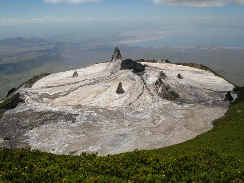 Вулкан горная порода. Олдоиньо Ленгаи. Вулкан ол-Доиньо-Ленгаи Танзания. Оль Дойньо Ленгаи вулкан извержение. Вулкан Ой Дойнио Легай.