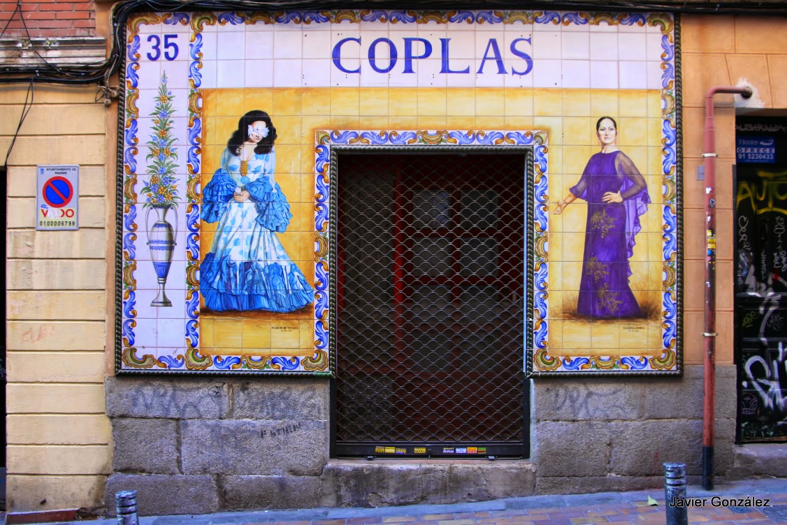 Tienda de discos. Azulejos pintados en fachada. Marques de Santa Ana