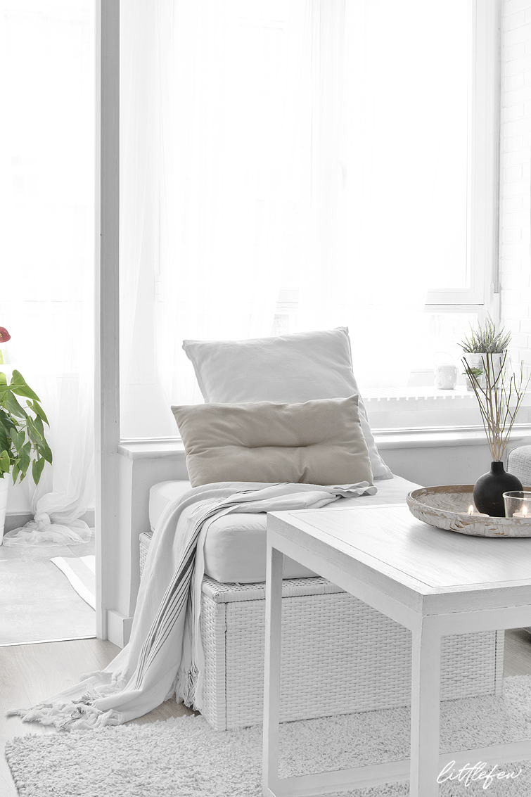 white nordic style living-room / salón nórdico decorado en blanco