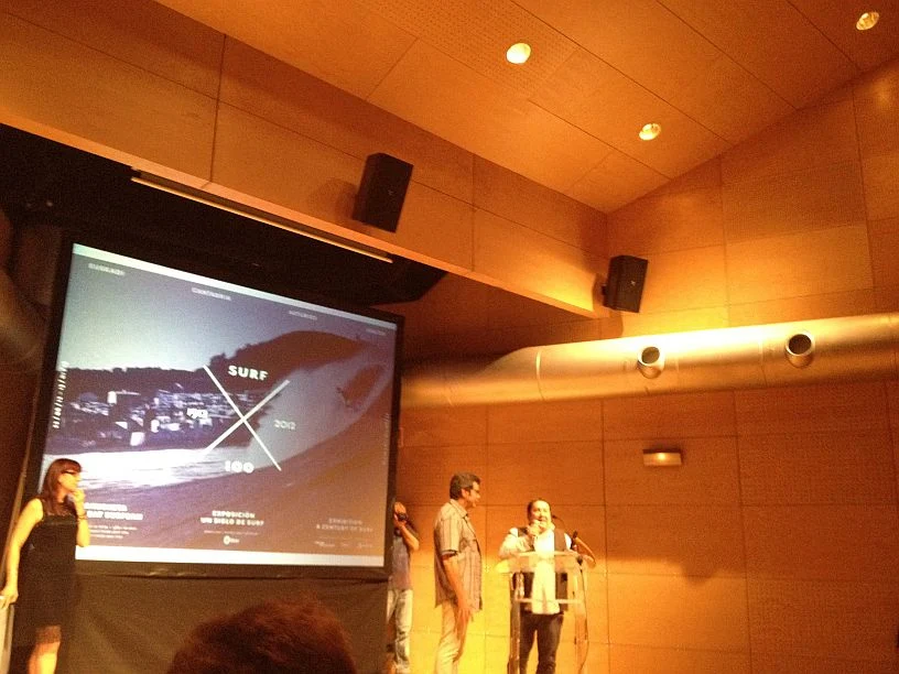 Presentación en el museo marítimo de Bilbao de la exposición Unsiglo de surf