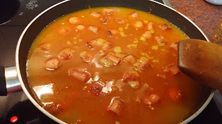 Arroz amarillo con salchichas