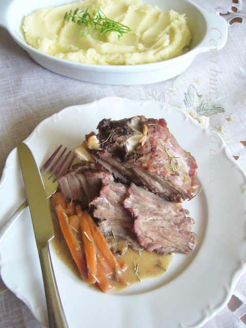 Spinare de miel cu rozmarin , usturoi si vin rosu