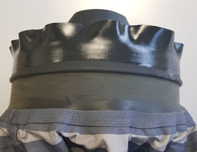 Klebefläche beider Manschetten gut anrauen.