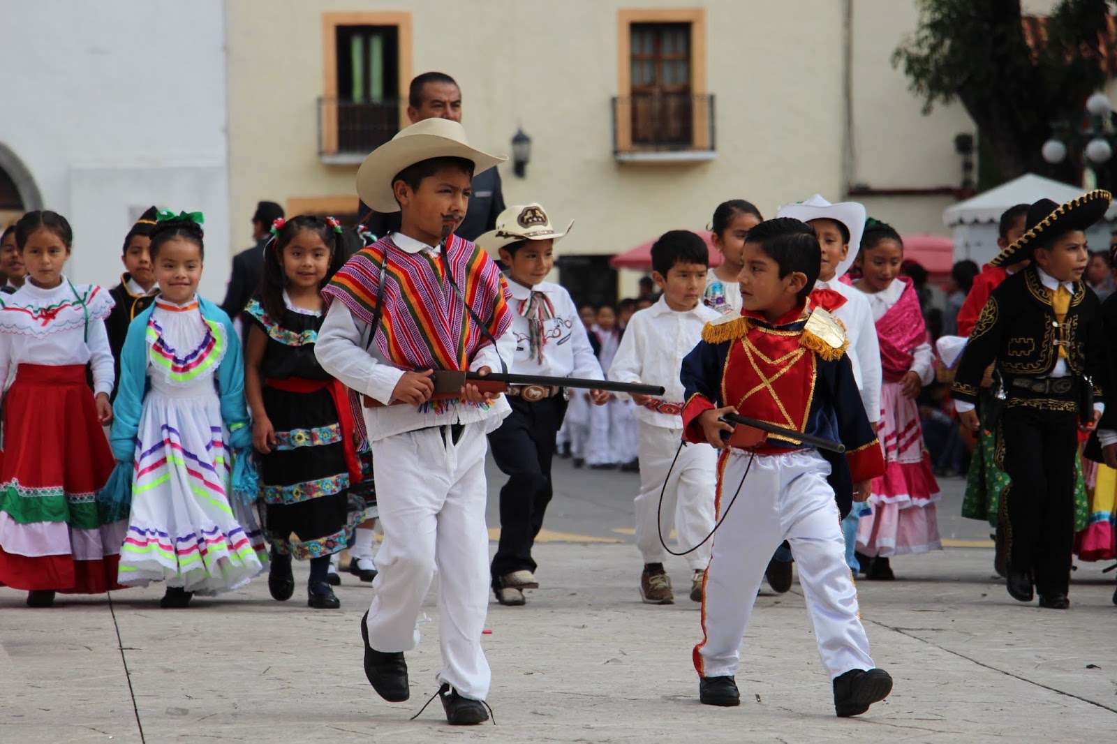 AMPLIA PARTICIPACIÓN DE ALUMNOS DE PRIMARIA EN DESFILE CÍVICO
