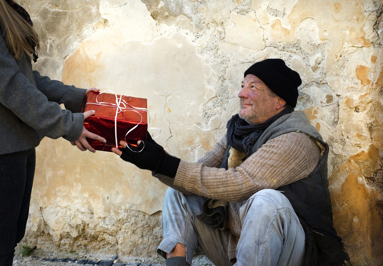 помощь деньгами безвозмездно. парень с деньгами. нуждающимся людям в деньгах. помогать людям деньгами. социальная помощь бедным.