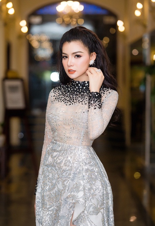 Á khôi Vy Marya thu hút mọi ánh nhìn của quan khách và giới truyền thông khi xuất hiện trong bộ cánh vô cùng ấn tượng.