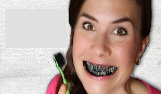 Παίρνει την οδοντόβουρτσα την βουτάει σε κάρβουνο και βουρτσίζει τα δόντια. Το αποτέλεσμα θεαματικό!