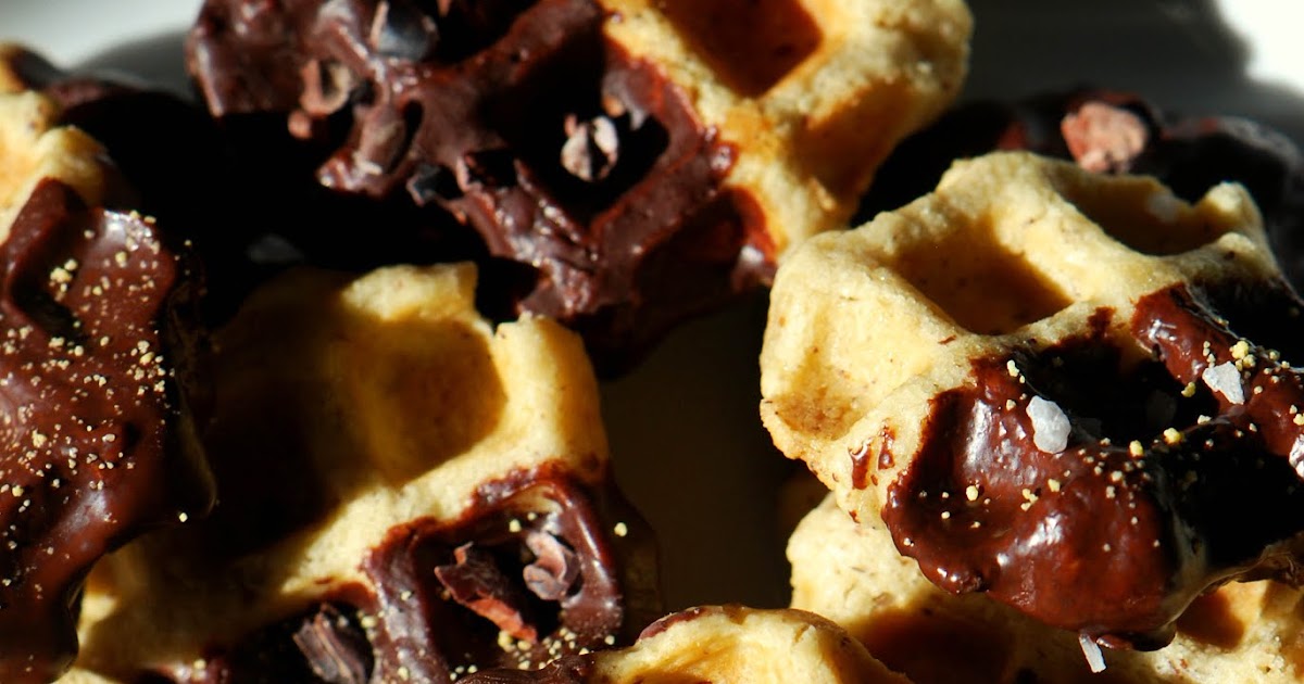 Waffelplätzchen mit Haselnüssen und Orangenschokolade
