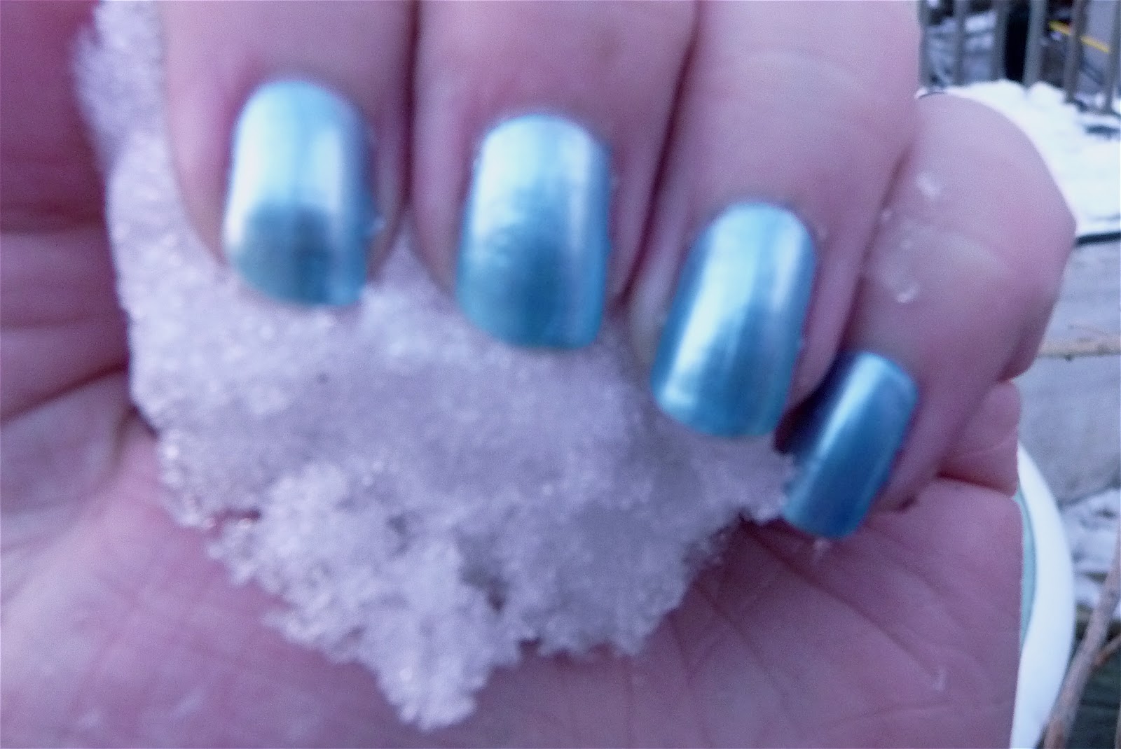 Glitter Water DIY Nail Art Ice Blue Winter Nails