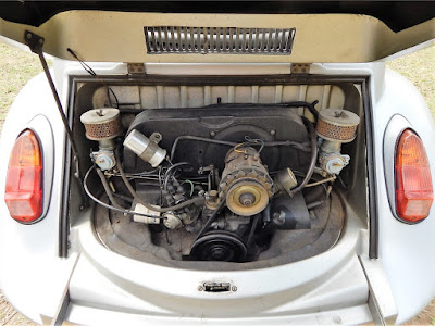 O motor 1.6 boxer refrigerado a ar da VW, com dupla carburação e filtros específicos.