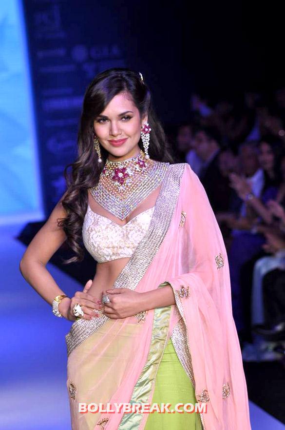 Esha Gupta - (4) - Esha Gupta Hot Ramp Walk Photos in Saree at IIJW 2012