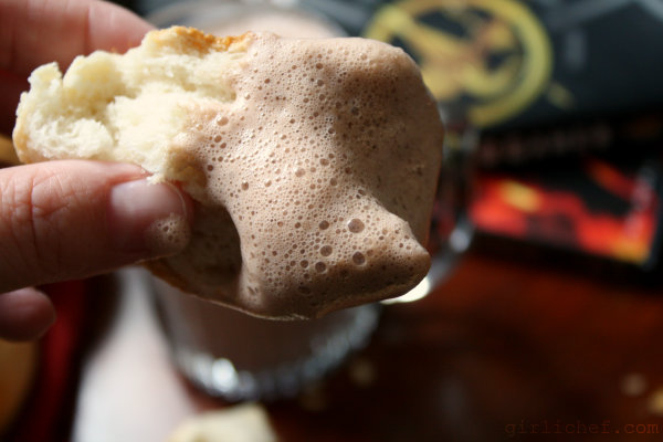 Hot Chocolate & Brötchen | The Hunger Games | #FoodnFlix meets #CooktheBooks