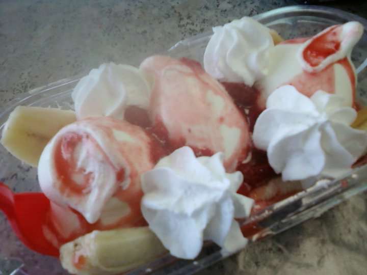 Adorable Fluff Dairy Queen. Strawberry Banana Split Review.