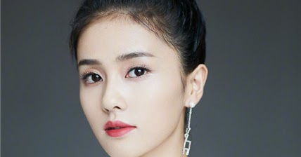 China Entertainment News: Actress Bai Lu releases new fashion photos
