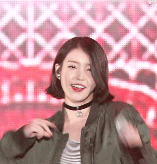 다리꼬는 단발 아이유