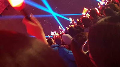 Фанаты BTS принесли лайтстики Army на концерт iKON