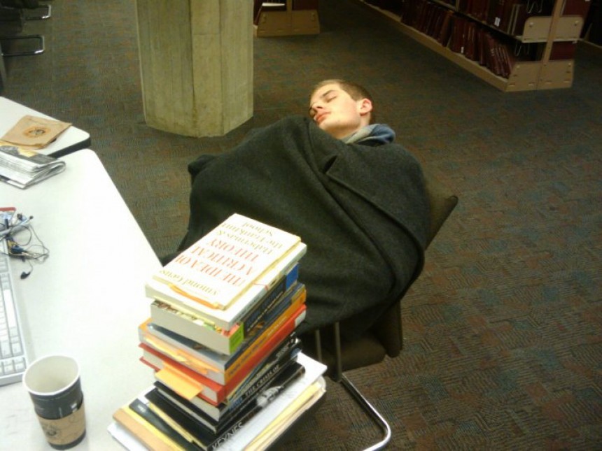Спать или читать. Уснул в библиотеке. Смешное о библиотеке.