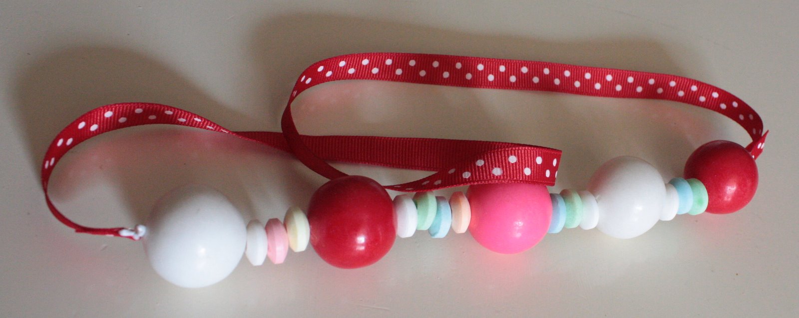 uniquety A tutorial; Gum ball necklaces with kids.