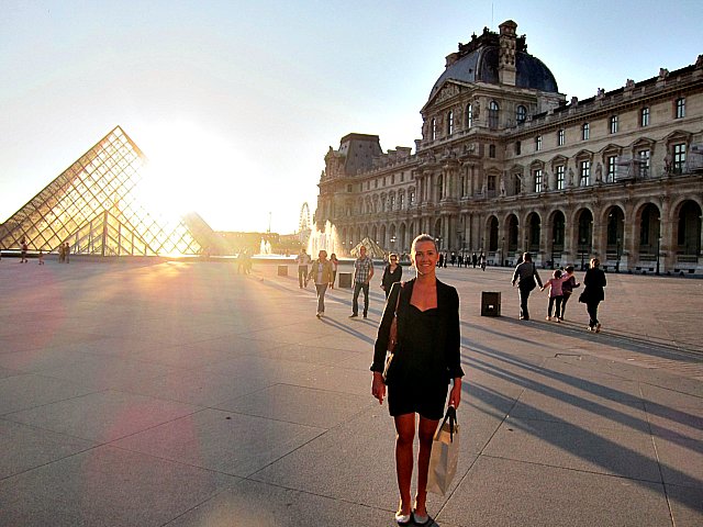 Maxime Löfblad framför Louvre i Paris