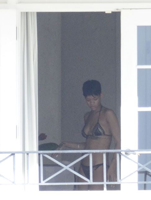 Rihanna-naked+(9).jpg